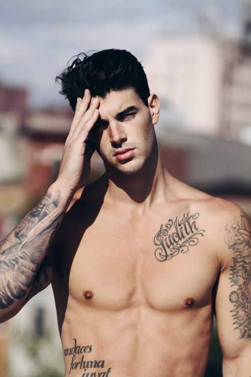 hombre tatuado cute