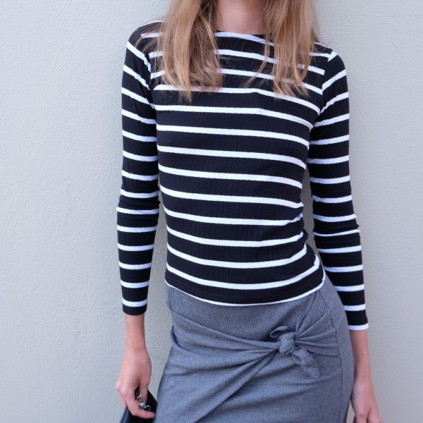 blusa negra con rayas