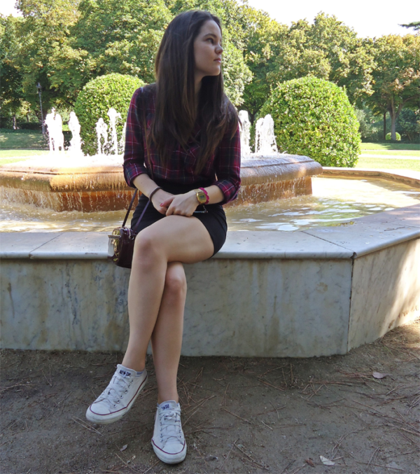 outfit-con-falda-y-converse