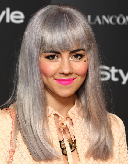 cabello gris labios