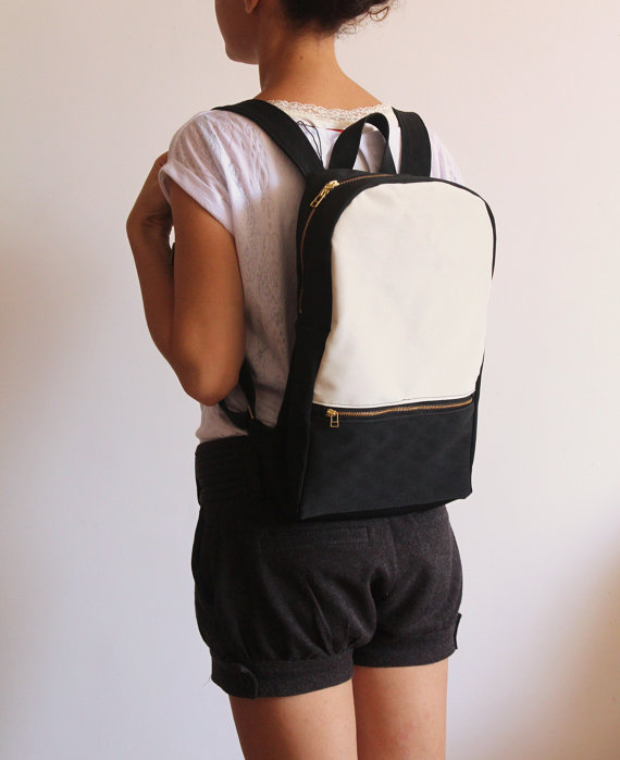 mochila minimalista con blanco