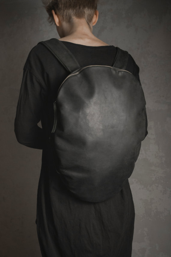 mochila negra caparacion