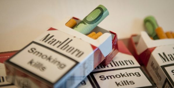 Berlin/ Mit beschlagnahmten Euroscheinen befuellte Zigarettenschachteln liegen am Freitag (16.03.12) in Berlin bei der Vorstellung der Jahresbilanz des Zolls auf einem Tisch. Der deutsche Zoll stellte am Freitag seine Jahresbilanz vor. (zu dapd-Text) Foto: Timur Emek/dapd