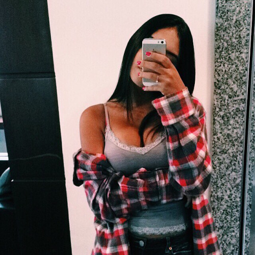 playera escotada y camisa a cuadros grande