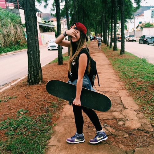 playera sin mangas leggings y sneakers