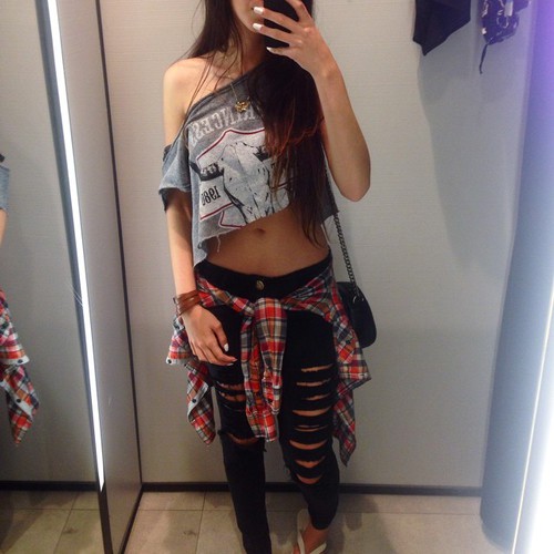 ripped jeans con sandalias crop top