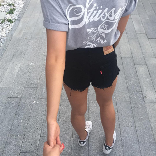 shorts y playera fajada